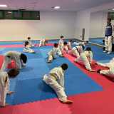 fermandosi per fare stretching e alternando spaccate ...